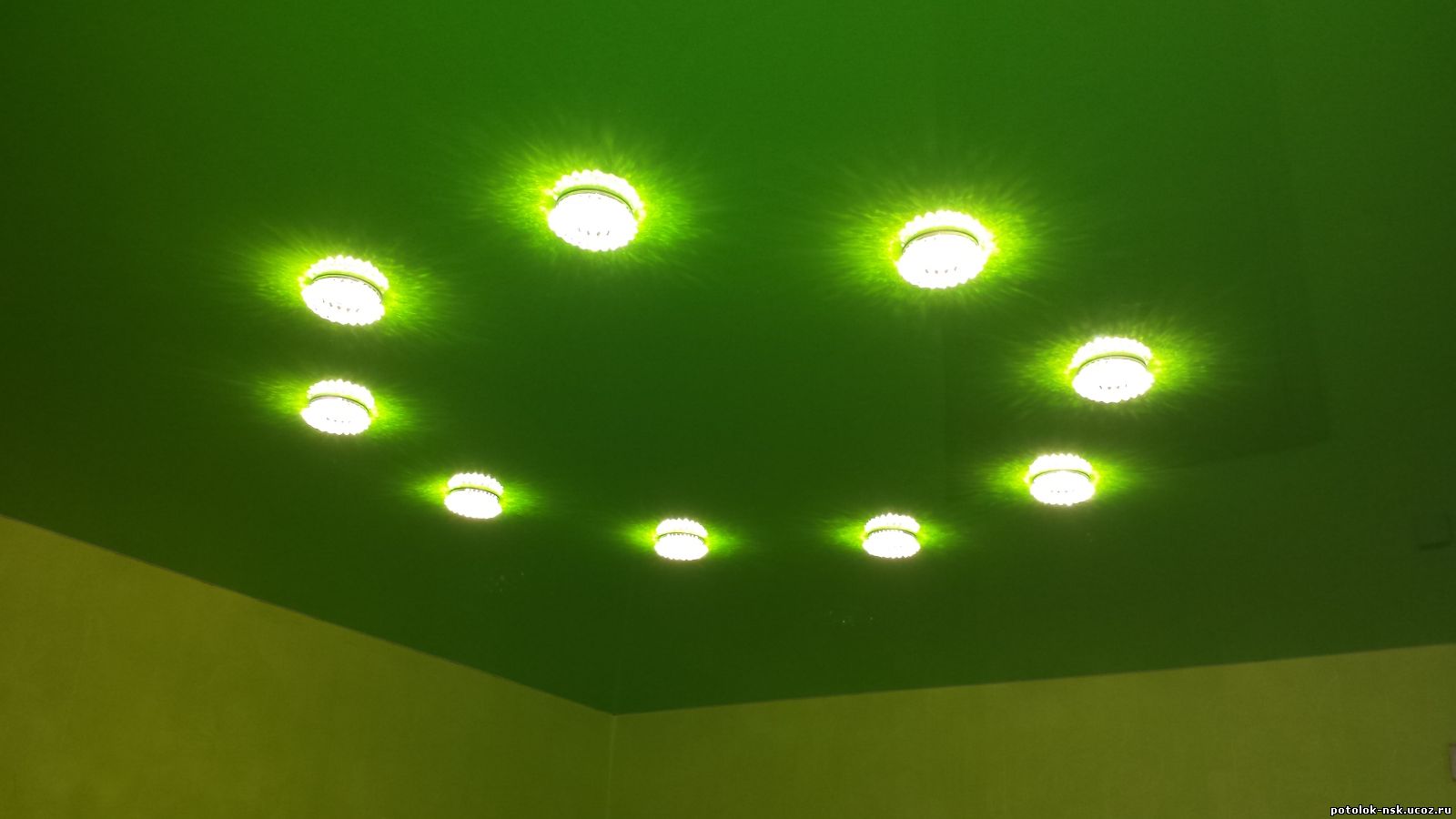 Точечные светильники на потолке по кругу