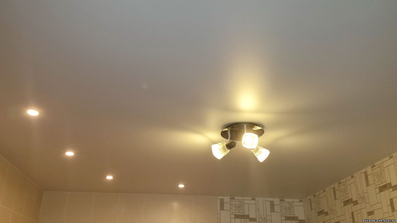 Фото натяжных потолков с точечными светильниками в зале без люстры